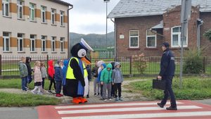Dzielnicowi prowadzący spotkania profilaktyczne w szkołach z najmłodszymi uczniami. Policjantom pomaga policyjna maskotka Pingwin Stefan.