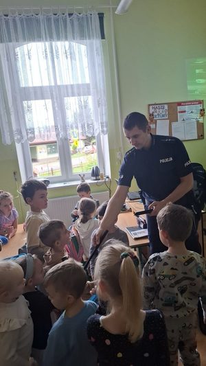 Dzielnicowi prowadzący spotkania profilaktyczne w szkołach z najmłodszymi uczniami. Policjantom pomaga policyjna maskotka Pingwin Stefan.