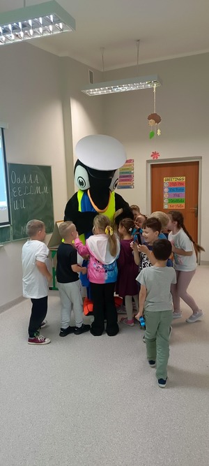 Dzielnicowi prowadzący spotkania profilaktyczne w szkołach z najmłodszymi uczniami. Policjantom pomaga policyjna maskotka Pingwin Stefan.