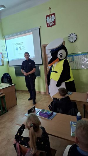 Dzielnicowi prowadzący spotkania profilaktyczne w szkołach z najmłodszymi uczniami. Policjantom pomaga policyjna maskotka Pingwin Stefan.