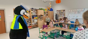 Dzielnicowi prowadzący spotkania profilaktyczne w szkołach z najmłodszymi uczniami. Policjantom pomaga policyjna maskotka Pingwin Stefan.