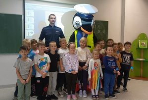 Dzielnicowi prowadzący spotkania profilaktyczne w szkołach z najmłodszymi uczniami. Policjantom pomaga policyjna maskotka Pingwin Stefan.