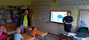 Dzielnicowi prowadzący spotkania profilaktyczne w szkołach z najmłodszymi uczniami. Policjantom pomaga policyjna maskotka Pingwin Stefan.