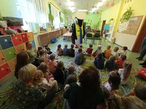 Dzielnicowi prowadzący spotkania profilaktyczne w szkołach z najmłodszymi uczniami. Policjantom pomaga policyjna maskotka Pingwin Stefan.