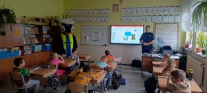 Dzielnicowi prowadzący spotkania profilaktyczne w szkołach z najmłodszymi uczniami. Policjantom pomaga policyjna maskotka Pingwin Stefan.