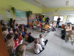 Dzielnicowi prowadzący spotkania profilaktyczne w szkołach z najmłodszymi uczniami. Policjantom pomaga policyjna maskotka Pingwin Stefan.