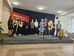 Policjanci uczestniczący w akademii z okazji Dnia nauczyciela w Zespole Szkół numer 5 w Sanoku.