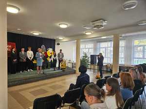 Policjanci uczestniczący w akademii z okazji Dnia nauczyciela w Zespole Szkół numer 5 w Sanoku.