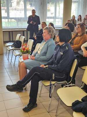 Policjanci uczestniczący w akademii z okazji Dnia nauczyciela w Zespole Szkół numer 5 w Sanoku.