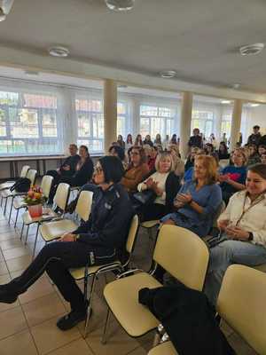 Policjanci uczestniczący w akademii z okazji Dnia nauczyciela w Zespole Szkół numer 5 w Sanoku.