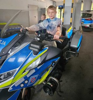 11-latek, który powiadomił służby o zdarzeniu odwiedził sanockich policjantów. Podczas spotkania miał okazję porozmawiać z Zastępcą Komendanta oraz obejrzeć sprzęt wykorzystywany przez policjantów w codziennej służbie.