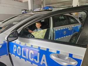 11-latek, który powiadomił służby o zdarzeniu odwiedził sanockich policjantów. Podczas spotkania miał okazję porozmawiać z Zastępcą Komendanta oraz obejrzeć sprzęt wykorzystywany przez policjantów w codziennej służbie.