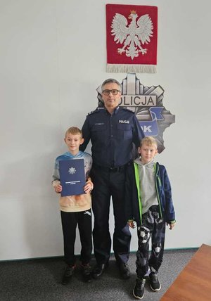 11-latek, który powiadomił służby o zdarzeniu odwiedził sanockich policjantów. Podczas spotkania miał okazję porozmawiać z Zastępcą Komendanta oraz obejrzeć sprzęt wykorzystywany przez policjantów w codziennej służbie.