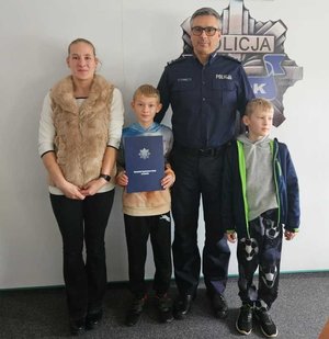 11-latek, który powiadomił służby o zdarzeniu odwiedził sanockich policjantów. Podczas spotkania miał okazję porozmawiać z Zastępcą Komendanta oraz obejrzeć sprzęt wykorzystywany przez policjantów w codziennej służbie.