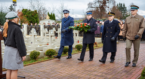 Delegacja służb mundurowych składająca kwiaty z okazji Narodowego Święta Niepodległości.