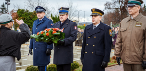 Delegacja służb mundurowych składająca kwiaty z okazji Narodowego Święta Niepodległości.