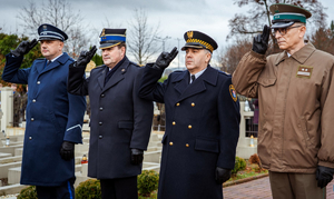 Delegacja służb mundurowych składająca kwiaty z okazji Narodowego Święta Niepodległości.