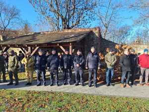 Współdziałanie służb w związku z ćwiczeniami, które odbywały się na terenie Zamku Królewskiego w Sanoku. Widać samochody straży pożarnej, policji, pogotowia ratunkowego oraz funkcjonariuszy realizujących zadania własne oraz wspólne.
