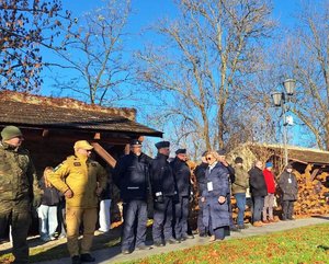 Współdziałanie służb w związku z ćwiczeniami, które odbywały się na terenie Zamku Królewskiego w Sanoku. Widać samochody straży pożarnej, policji, pogotowia ratunkowego oraz funkcjonariuszy realizujących zadania własne oraz wspólne.