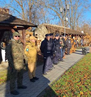 Współdziałanie służb w związku z ćwiczeniami, które odbywały się na terenie Zamku Królewskiego w Sanoku. Widać samochody straży pożarnej, policji, pogotowia ratunkowego oraz funkcjonariuszy realizujących zadania własne oraz wspólne.