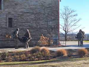 Współdziałanie służb w związku z ćwiczeniami, które odbywały się na terenie Zamku Królewskiego w Sanoku. Widać samochody straży pożarnej, policji, pogotowia ratunkowego oraz funkcjonariuszy realizujących zadania własne oraz wspólne.