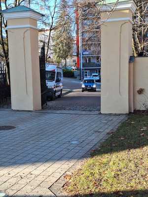 Współdziałanie służb w związku z ćwiczeniami, które odbywały się na terenie Zamku Królewskiego w Sanoku. Widać samochody straży pożarnej, policji, pogotowia ratunkowego oraz funkcjonariuszy realizujących zadania własne oraz wspólne.