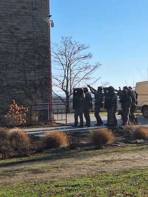 Współdziałanie służb w związku z ćwiczeniami, które odbywały się na terenie Zamku Królewskiego w Sanoku. Widać samochody straży pożarnej, policji, pogotowia ratunkowego oraz funkcjonariuszy realizujących zadania własne oraz wspólne.