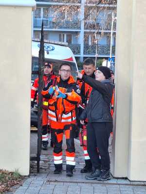Współdziałanie służb w związku z ćwiczeniami, które odbywały się na terenie Zamku Królewskiego w Sanoku. Widać samochody straży pożarnej, policji, pogotowia ratunkowego oraz funkcjonariuszy realizujących zadania własne oraz wspólne.