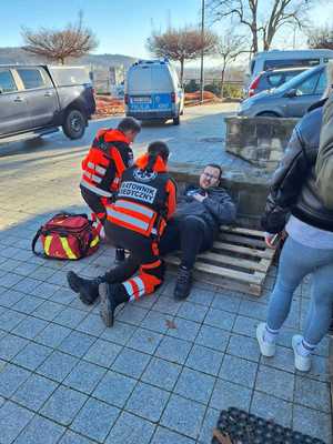 Współdziałanie służb w związku z ćwiczeniami, które odbywały się na terenie Zamku Królewskiego w Sanoku. Widać samochody straży pożarnej, policji, pogotowia ratunkowego oraz funkcjonariuszy realizujących zadania własne oraz wspólne.