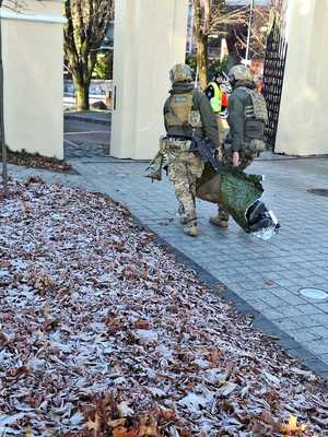 Współdziałanie służb w związku z ćwiczeniami, które odbywały się na terenie Zamku Królewskiego w Sanoku. Widać samochody straży pożarnej, policji, pogotowia ratunkowego oraz funkcjonariuszy realizujących zadania własne oraz wspólne.