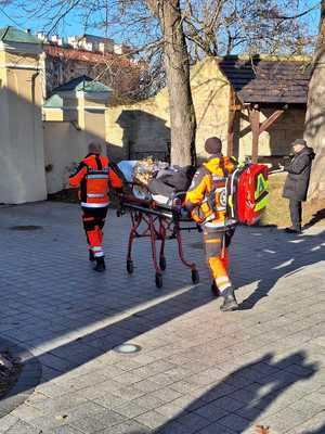 Współdziałanie służb w związku z ćwiczeniami, które odbywały się na terenie Zamku Królewskiego w Sanoku. Widać samochody straży pożarnej, policji, pogotowia ratunkowego oraz funkcjonariuszy realizujących zadania własne oraz wspólne.