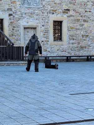 Współdziałanie służb w związku z ćwiczeniami, które odbywały się na terenie Zamku Królewskiego w Sanoku. Widać samochody straży pożarnej, policji, pogotowia ratunkowego oraz funkcjonariuszy realizujących zadania własne oraz wspólne.