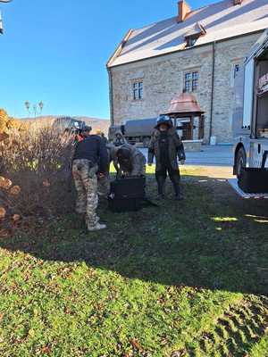 Współdziałanie służb w związku z ćwiczeniami, które odbywały się na terenie Zamku Królewskiego w Sanoku. Widać samochody straży pożarnej, policji, pogotowia ratunkowego oraz funkcjonariuszy realizujących zadania własne oraz wspólne.