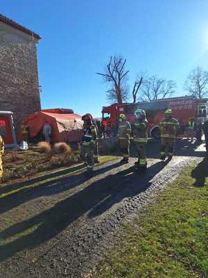 Współdziałanie służb w związku z ćwiczeniami, które odbywały się na terenie Zamku Królewskiego w Sanoku. Widać samochody straży pożarnej, policji, pogotowia ratunkowego oraz funkcjonariuszy realizujących zadania własne oraz wspólne.