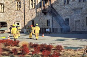 Współdziałanie służb w związku z ćwiczeniami, które odbywały się na terenie Zamku Królewskiego w Sanoku. Widać samochody straży pożarnej, policji, pogotowia ratunkowego oraz funkcjonariuszy realizujących zadania własne oraz wspólne.