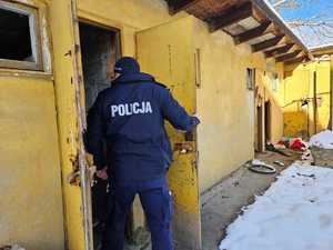 Policjant kontrolujący pustostany i miejsca gdzie gromadzą się osoby bezdomne.