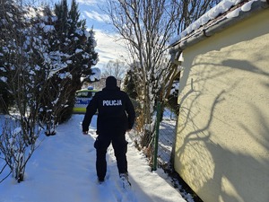 Policjant kontrolujący pustostany i miejsca gdzie gromadzą się osoby bezdomne.