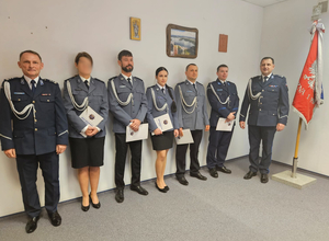 Na zdjęciu Komendant Powiatowy Policji w Sanoku oraz I Zastępca Komendanta, którzy wręczają rozkazy o awansach służbowych policjantom,  którzy ukończyli kursy.