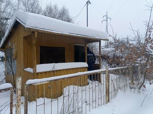 Kontrola pustostanów oraz miejsc gromadzenia się osób bezdomnych. Na zdjęciu widać policjanta, który sprawdza czy w budynku nie przebywają osoby potrzebujące pomocy.