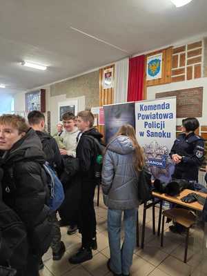 Uczestnicy dni otwartych rozmawiają z policjantkami promującymi zawód policjanta.