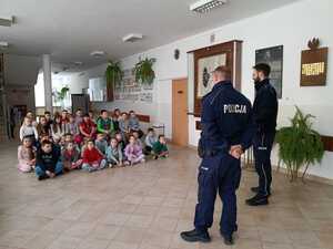 Policjanci prowadzący spotkania profilaktyczne w szkołach.