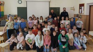 Policjanci prowadzący spotkania profilaktyczne w szkołach.