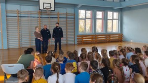 Policjanci prowadzący spotkania profilaktyczne w szkołach.