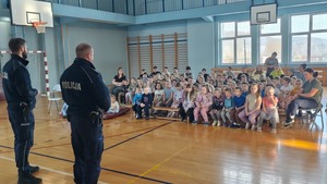 Policjanci prowadzący spotkania profilaktyczne w szkołach.