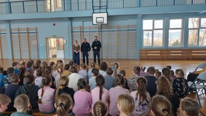 Policjanci prowadzący spotkania profilaktyczne w szkołach.