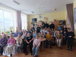 Policjanci prowadzący spotkania profilaktyczne w szkołach.