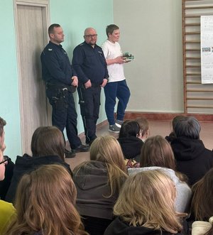 Policjanci prowadzą spotkania profilaktyczne z uczniami.
