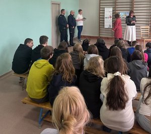 Policjanci prowadzą spotkania profilaktyczne z uczniami.