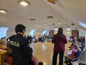 Policjanta przeprowadzająca spotkanie profilaktyczne dla dzieci z półkolonii organizowanych na feriach.