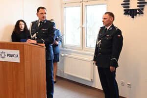 Uroczystość z okazji przejścia na emeryturę dwóch sanockich policjantów. Kadra kierownicza żegna kolegów wręczając im kwiaty i pamiątkowe prezenty.